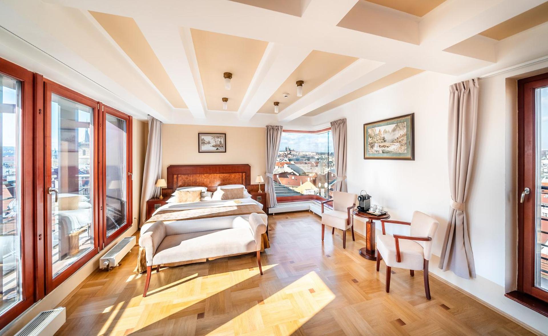Panorama, Suite, Queen Bed, Castle View