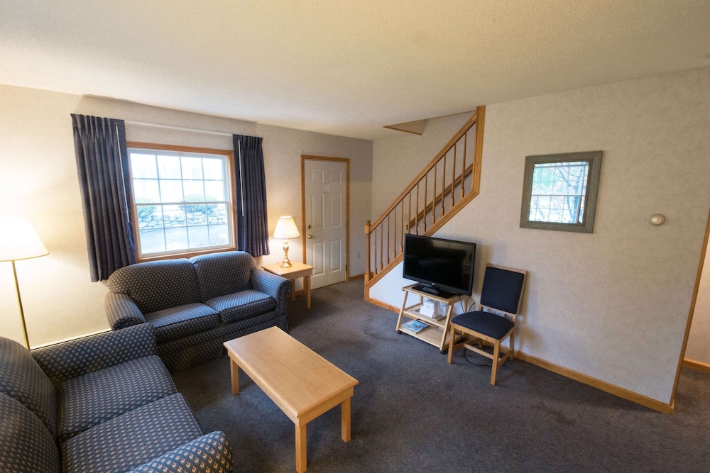 Adirondack Retreat Inn and Suites 29/36