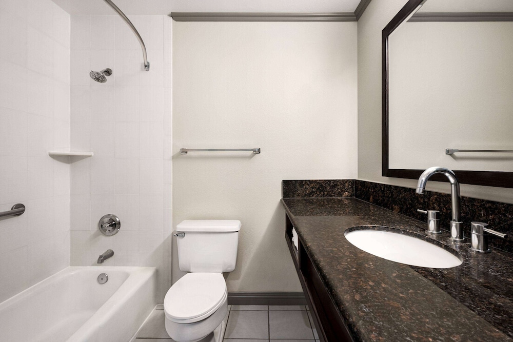 Baymont By Wyndham Monterey Park 42/45
