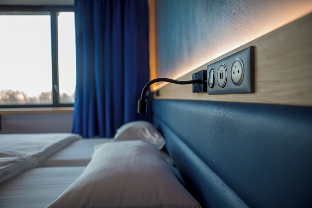 Queen Bed, Riverside