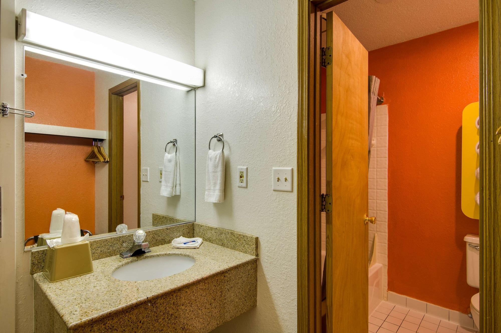 Motel6 Waukegan, IL 57/63