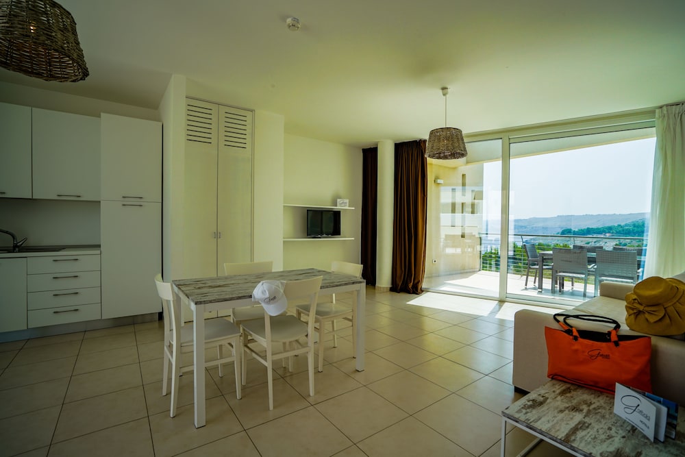 19 Summer Suites 35/60