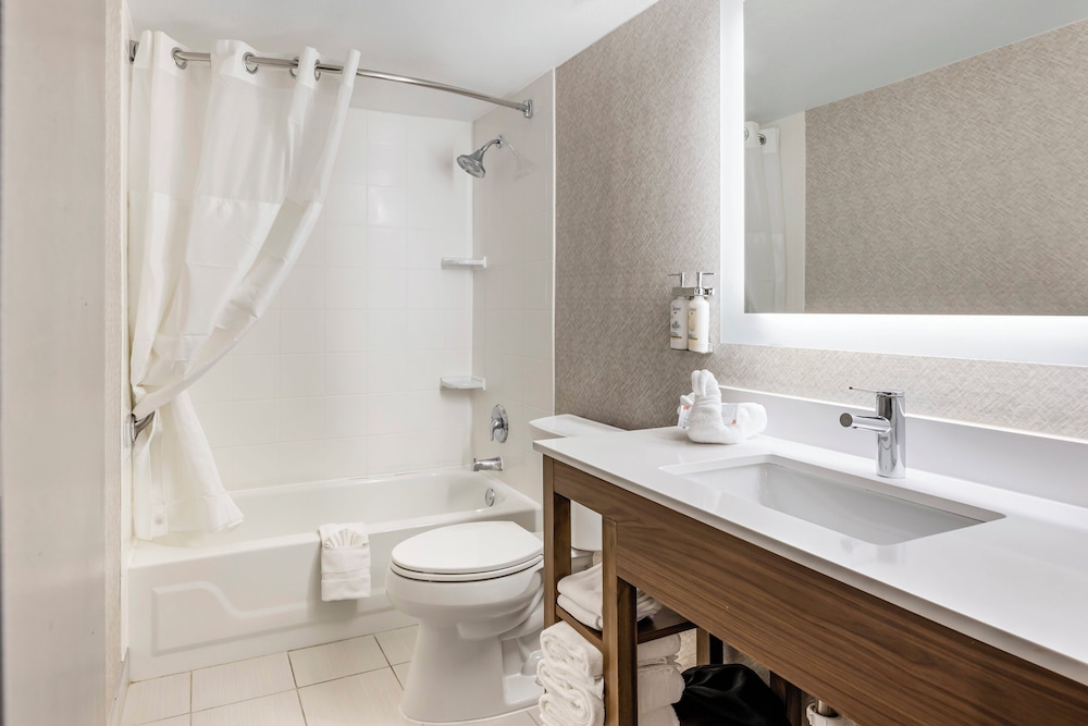 Holiday Inn Express Chicago Downers Grove 70/74