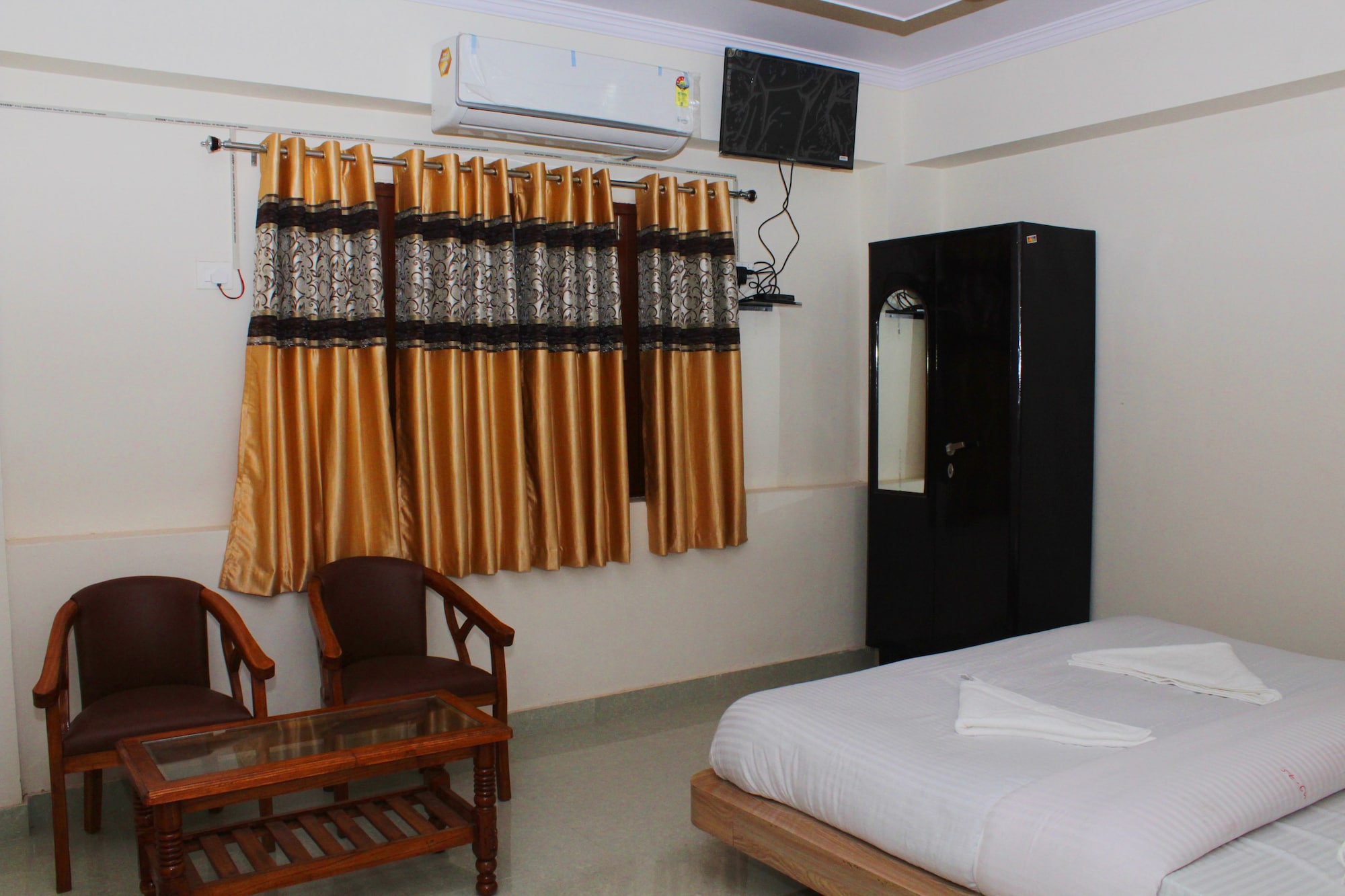 DELUXE, DOUBLE BED