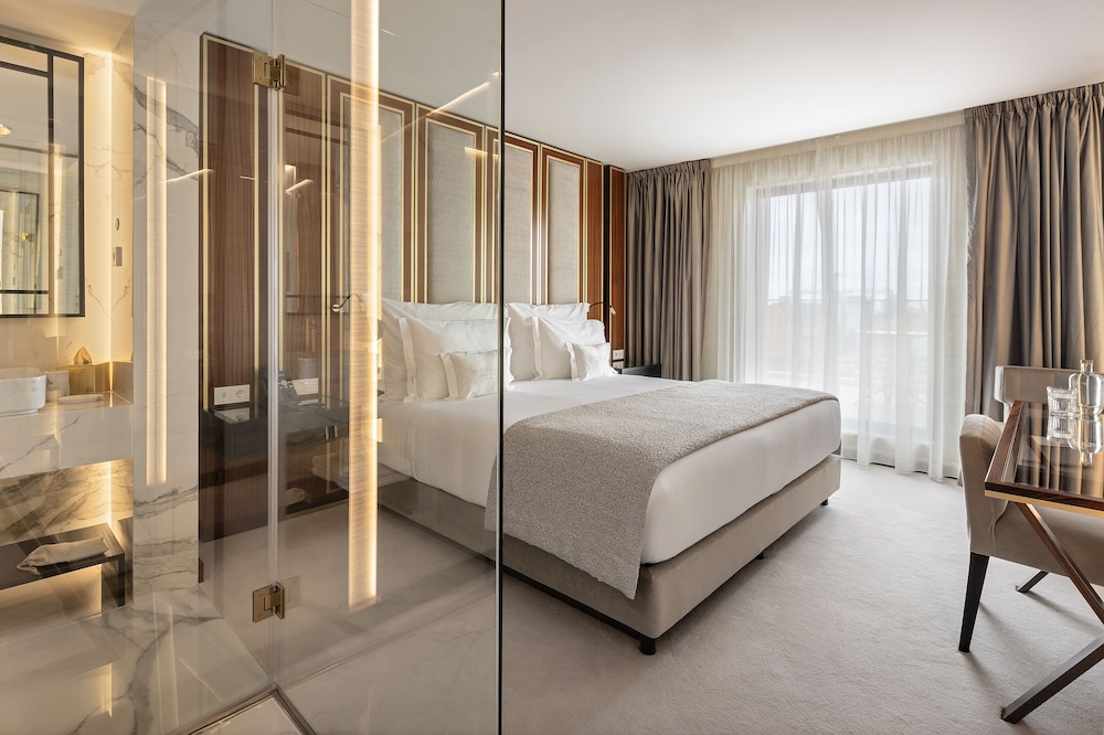 غرفة سوبيريور بسرير كينج بشرفة، Wine And Books Porto Hotel 4/5