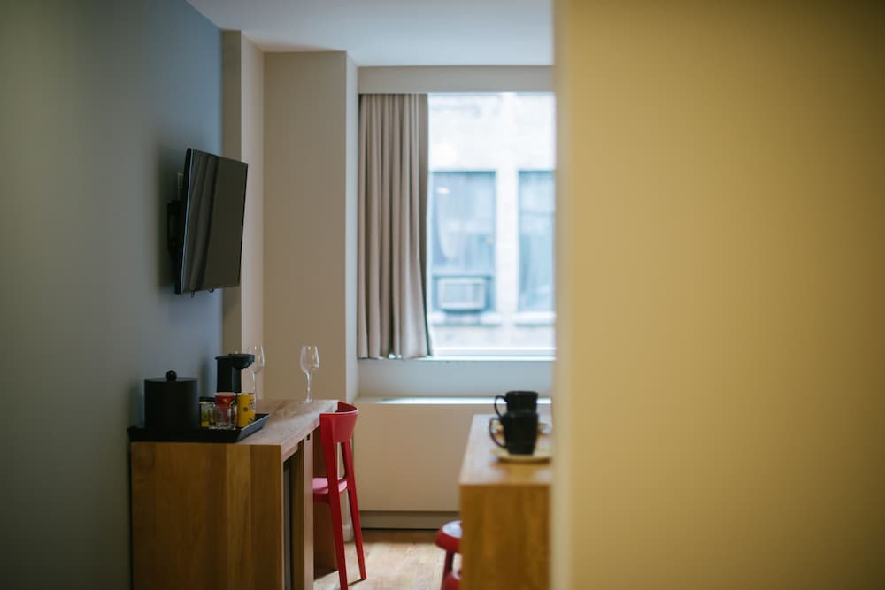 Hotel 32 32 73/78