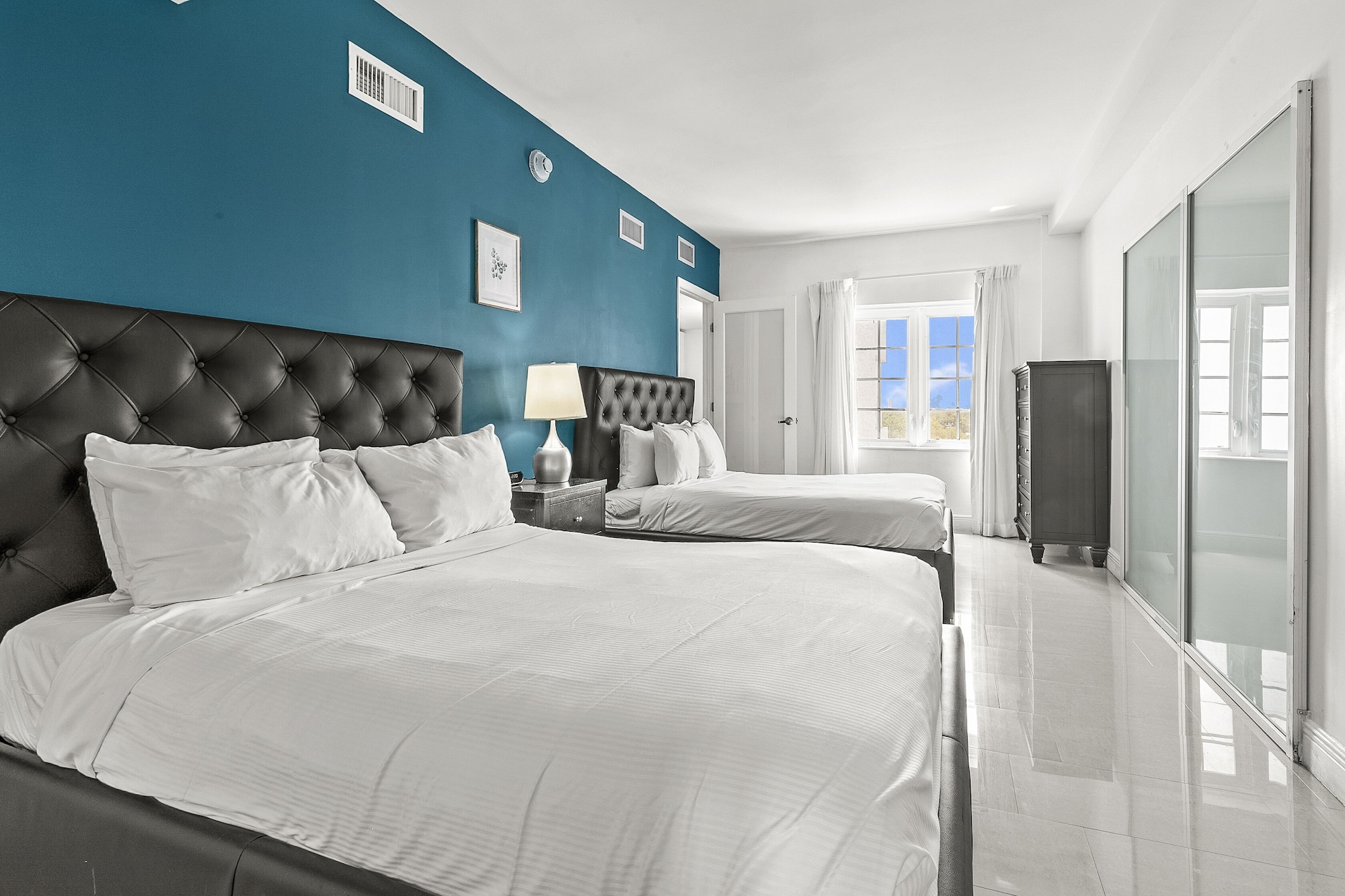2 BEDROOMS, PREMIUM, SUITE, COURTYARD VIEW, KITCHEN