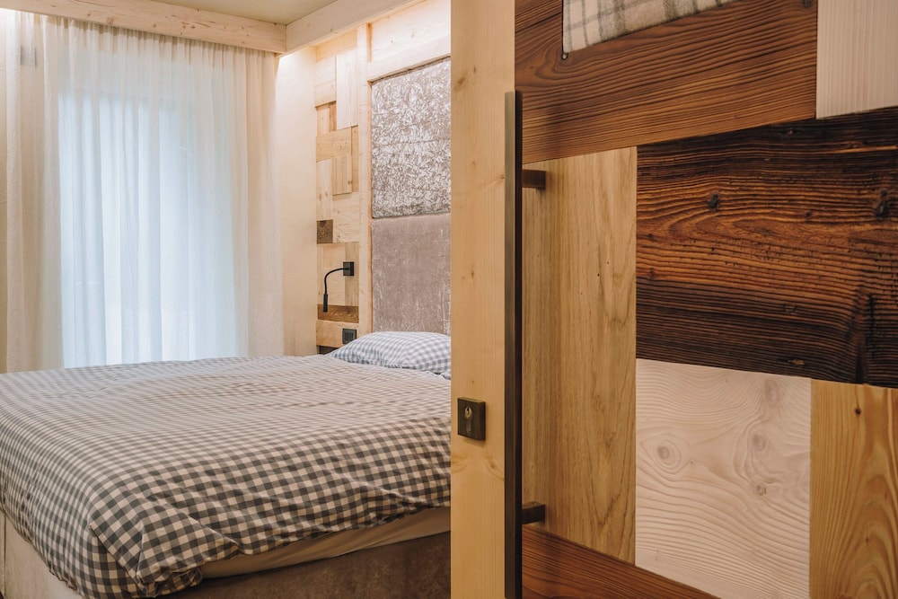 غرفة بسريرين منفصلين بإطلالة على الجبل، HOTEL CHALET PINETA 7/10