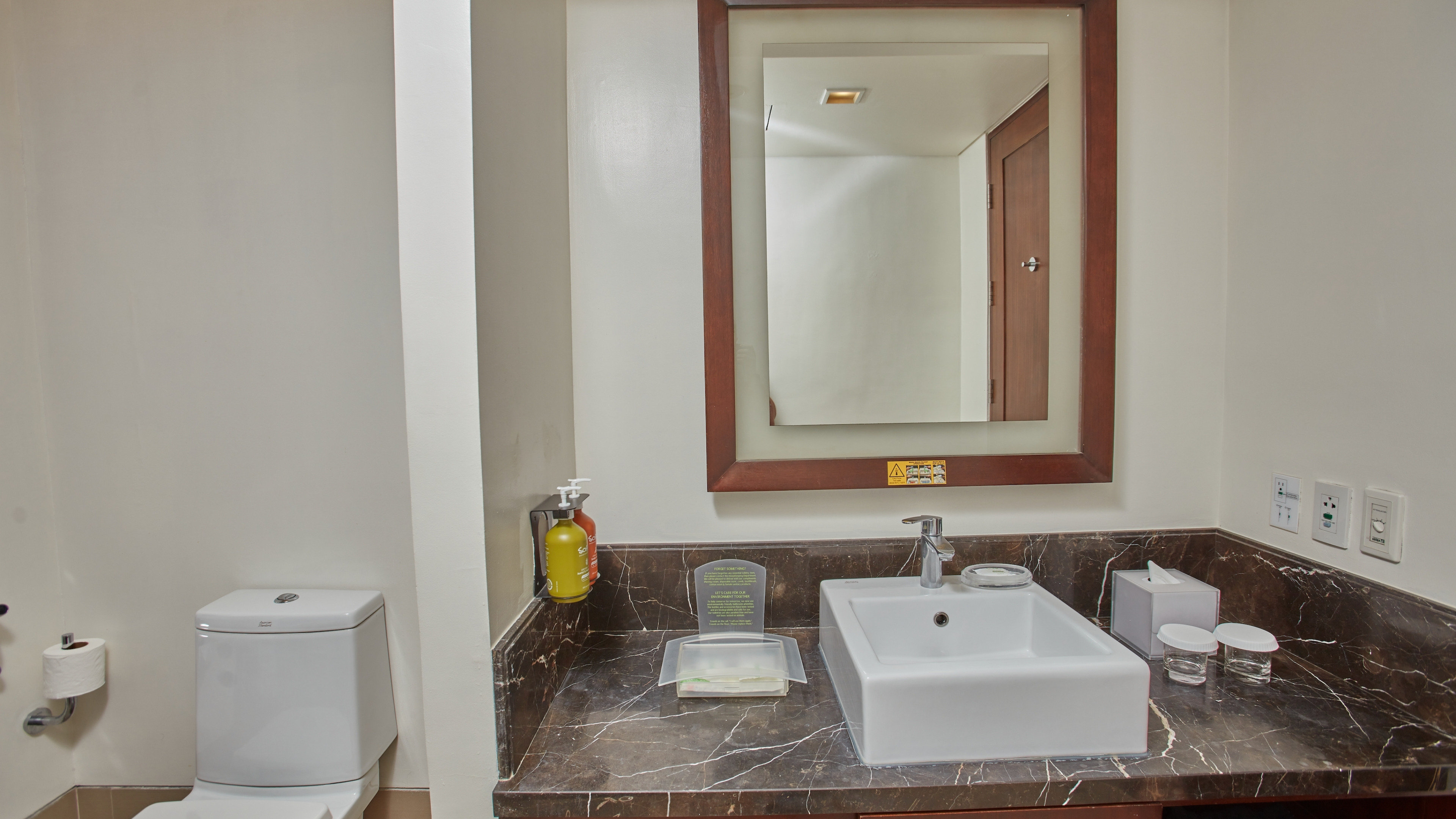 Holiday Inn & Suites Makati 74/75
