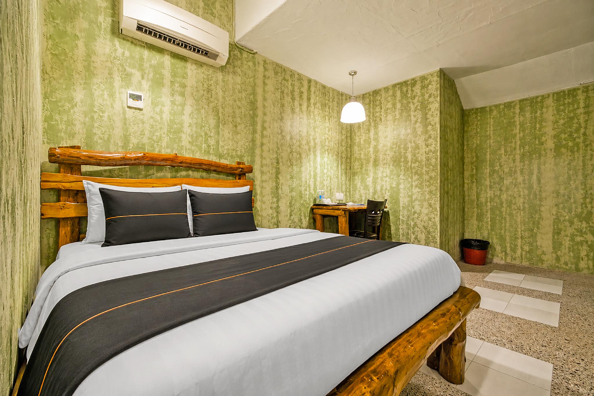 Standard, Queen Bed