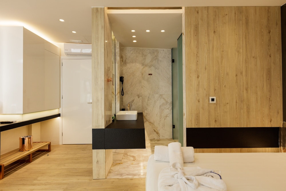 Kahlua Boutique Hotel 40/50