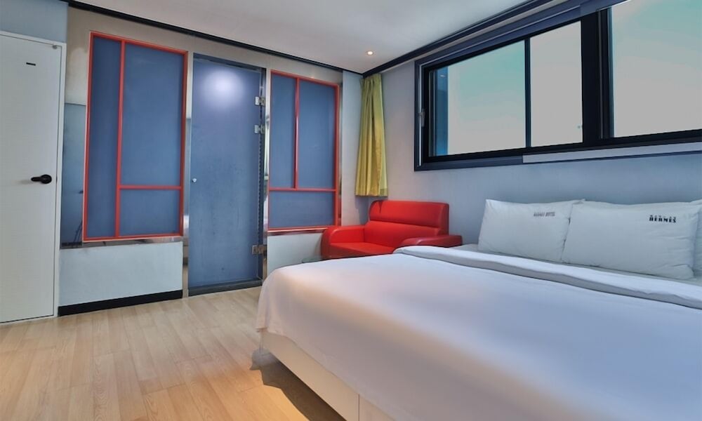 Hermes Hotel 8/56