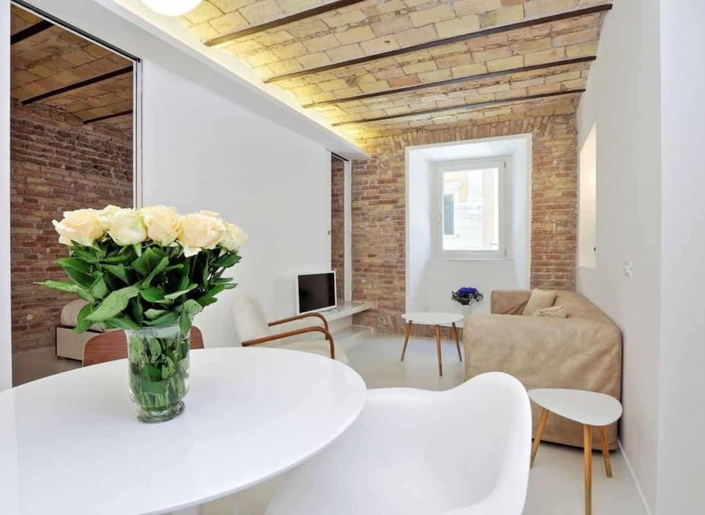Charming flat near Colosseum 7/9