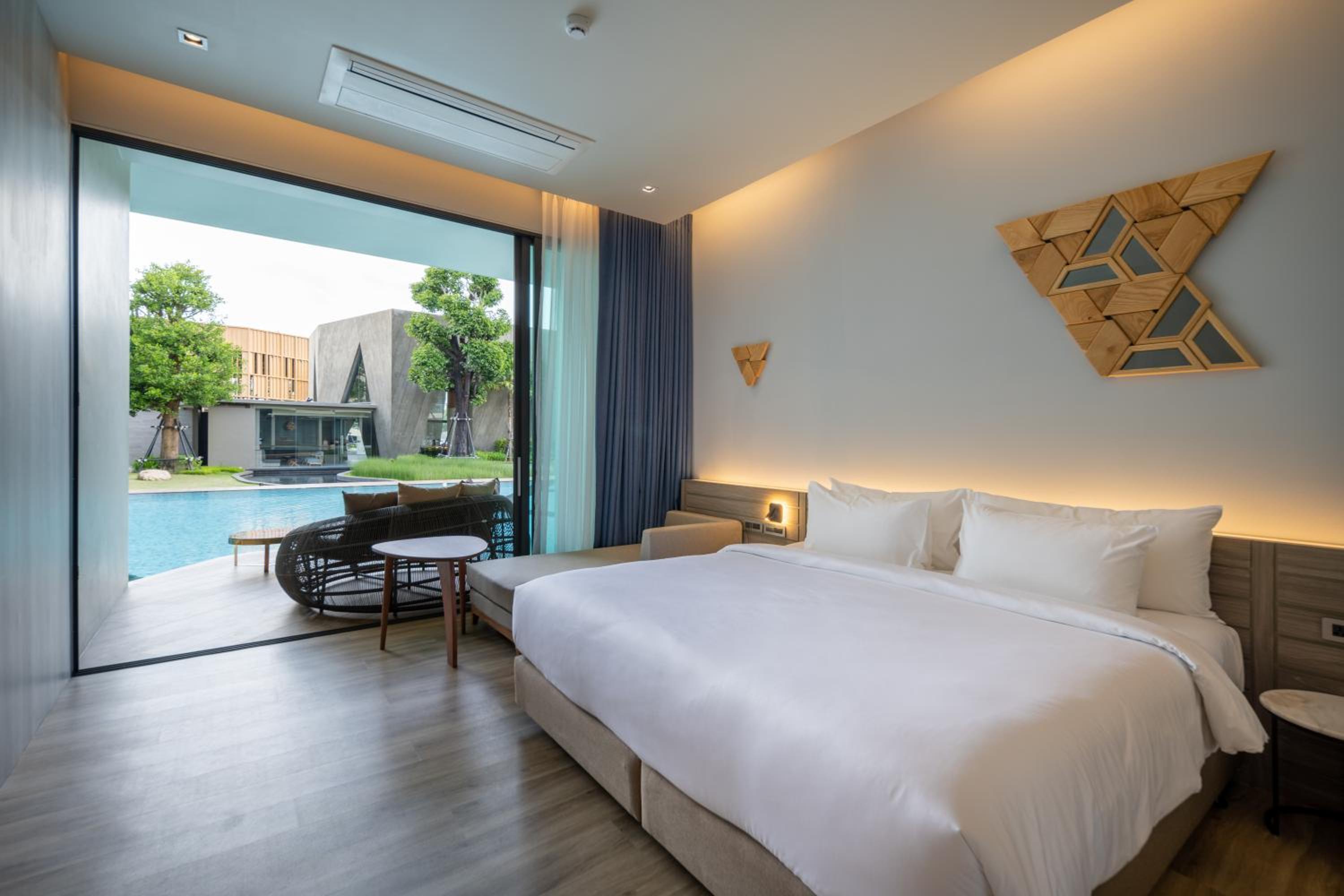 Room, King Bed, Pool Access، The Signature Hotel Airport 3/8