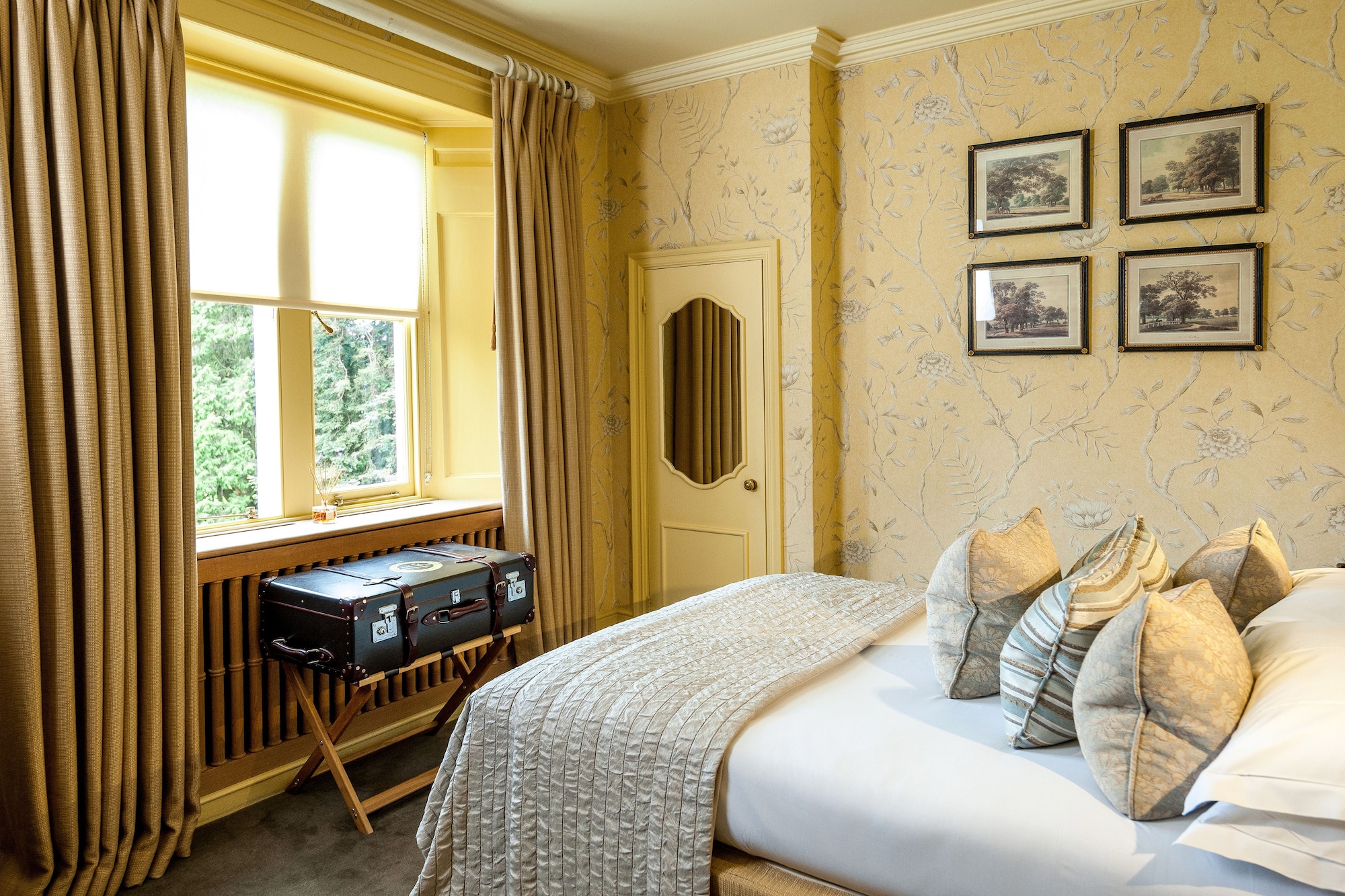 SUPERIOR, DOUBLE OR TWIN BED