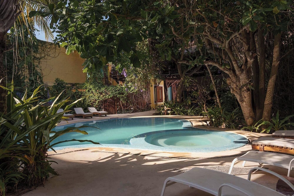 Hotel El Pueblito 40/50