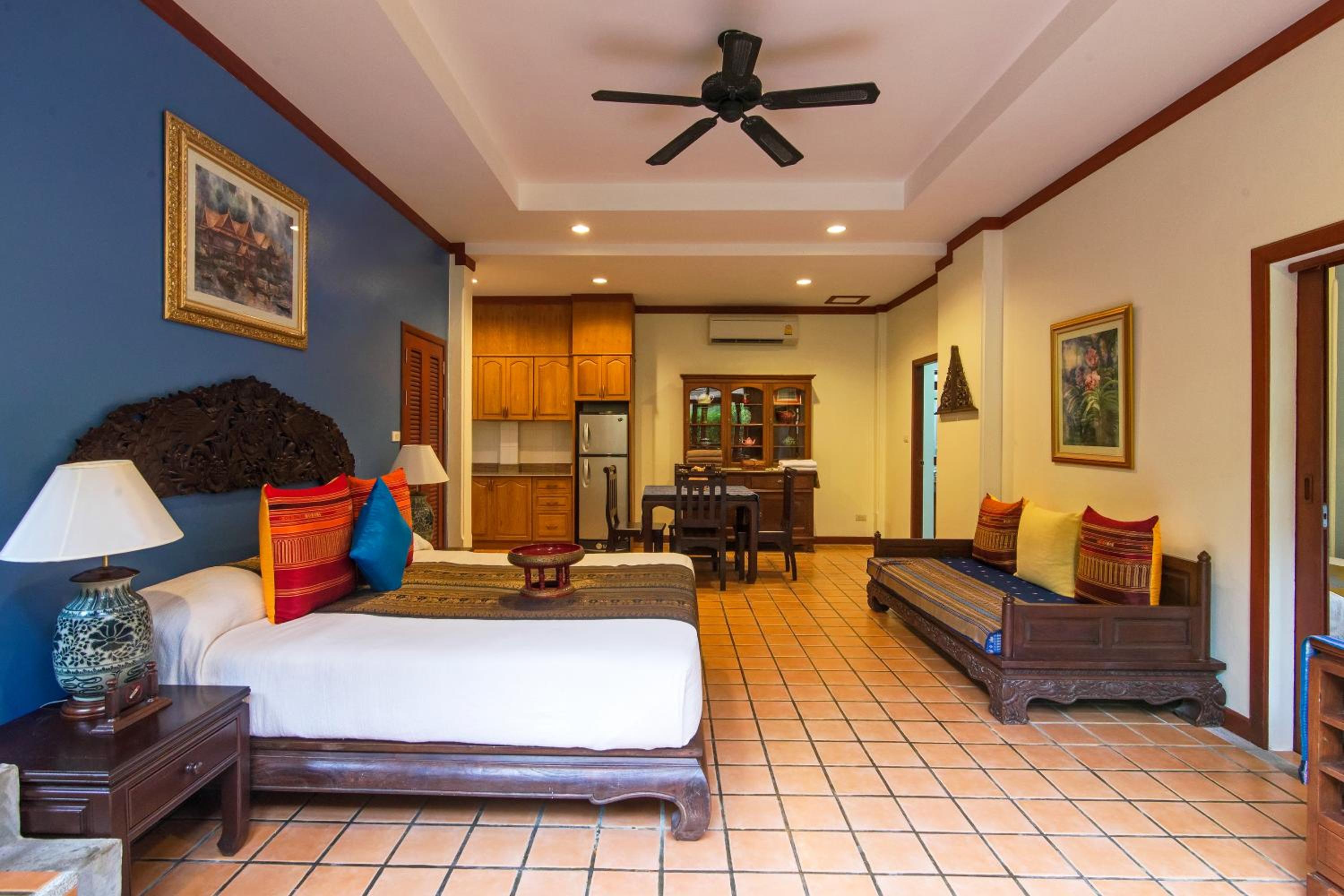 Downstairs, Gold, Extra, Queen and Twin Beds, Forest View