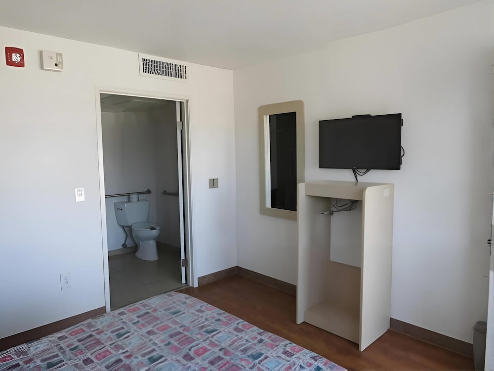 Econo Lodge Inn & Suites Yuma 30/47