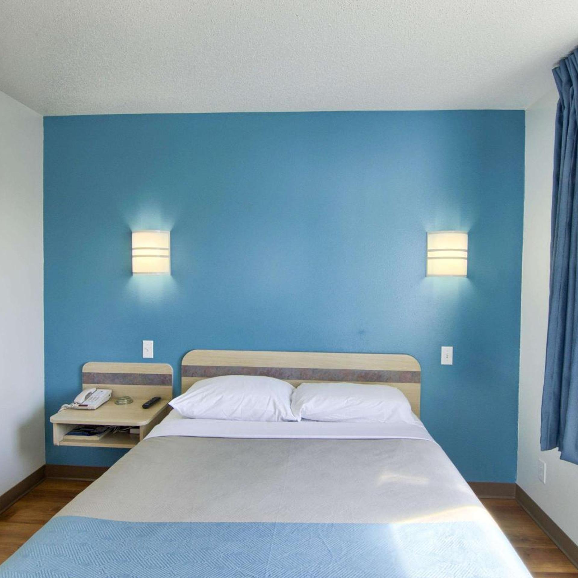 1 Full Bed - ADA/Tub/Mini Fridge، Motel6 Portsmouth, NH 7/10