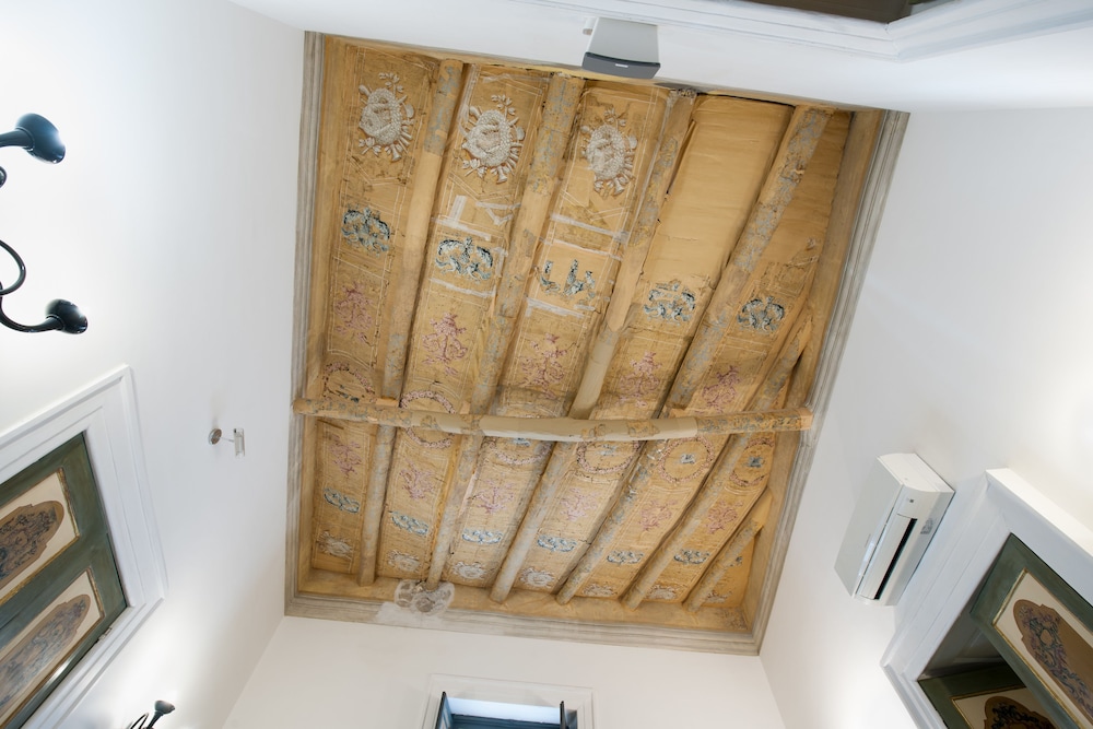 SANTA CHIARA BOUTIQUE HOTEL 35/73