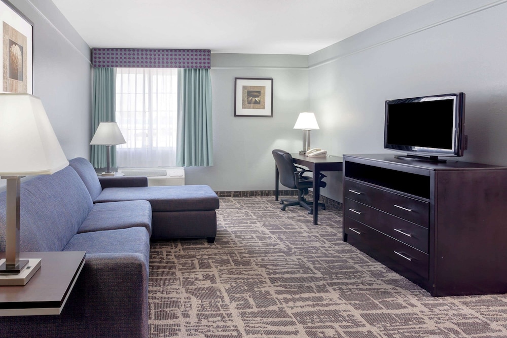 La Quinta Inn & Suites by Wyndham Kerrville 46/61