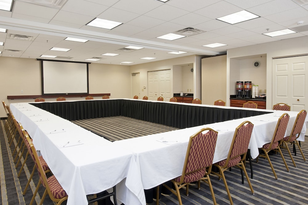 Hampton Inn Suites Bloomington Normal 41/48