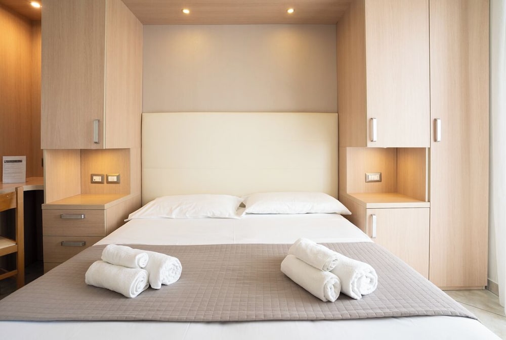 ROOM, DOUBLE OR TWIN BED