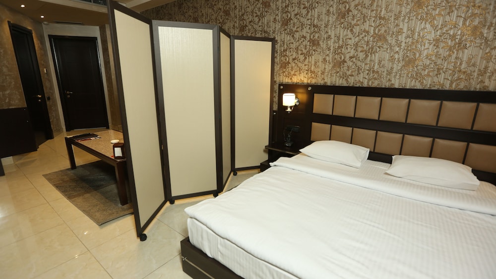 BUSINESS, SUITE, 2 DOUBLE BEDS, GARDEN AREA