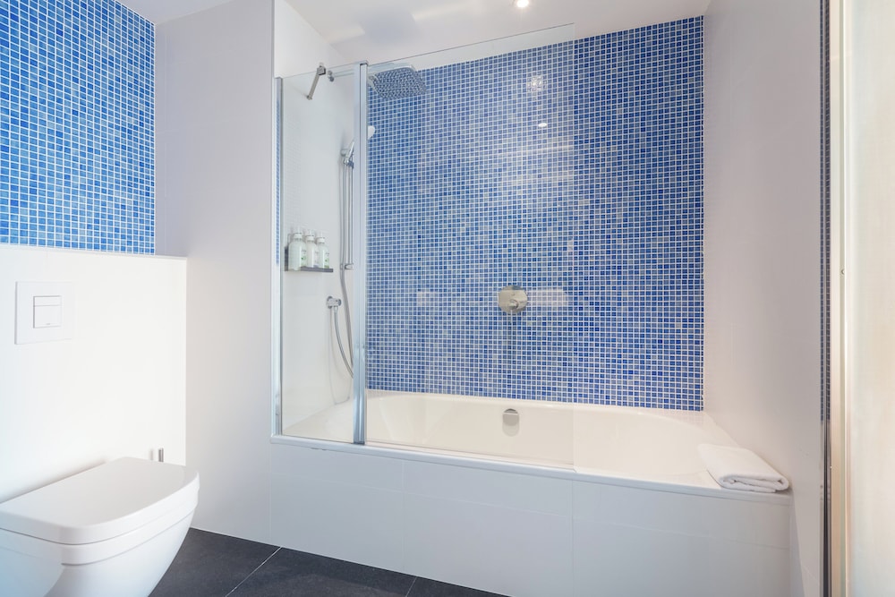 غرفة بريميوم بسرير كينج، Holiday Inn Barcelona - Sant Cugat, an IHG Hotel 7/9