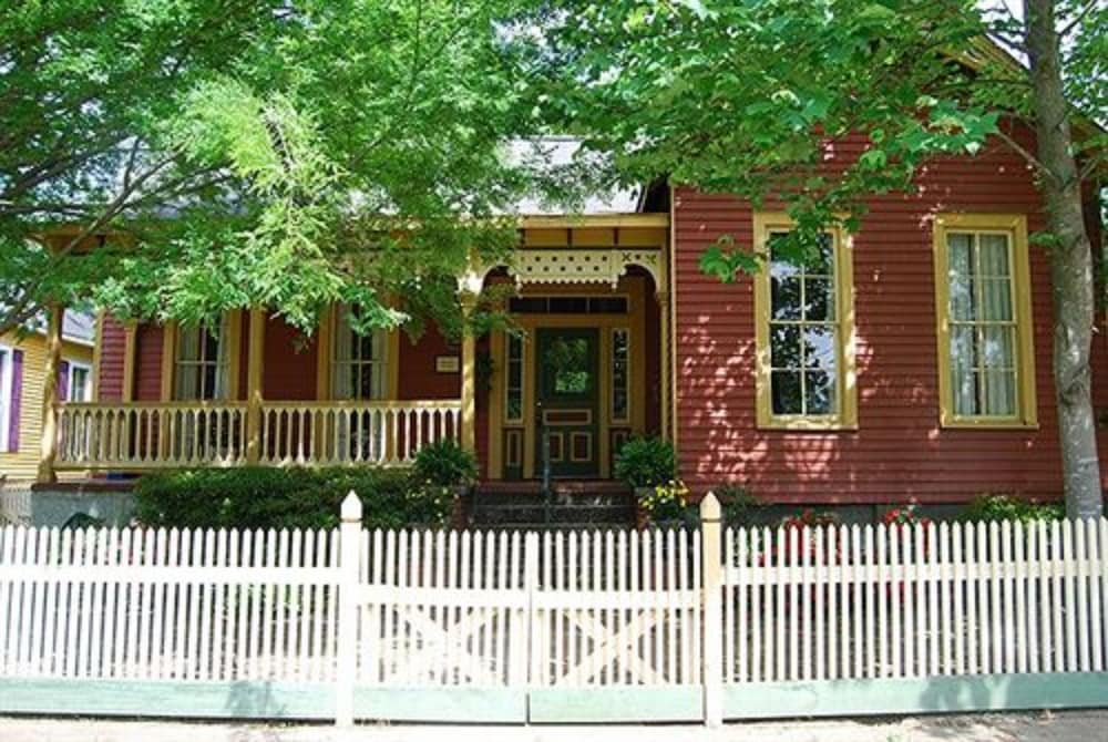Rothschild-Pound House Inn 4/76