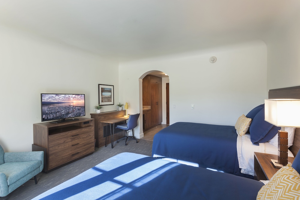 STANDARD, 2 DOUBLE BEDS
