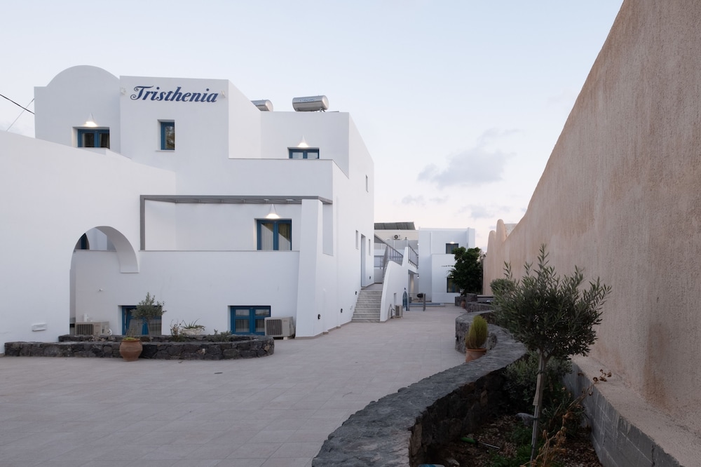 Tristhenia Hotel 58/66