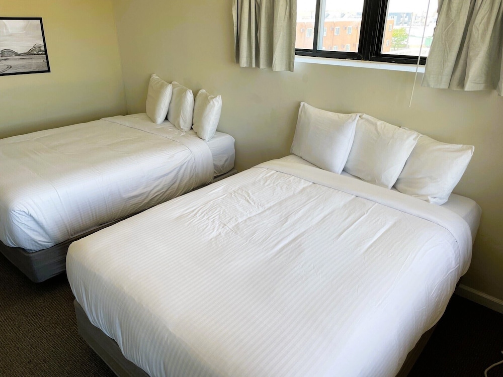 Oceanic Hotel 17/50