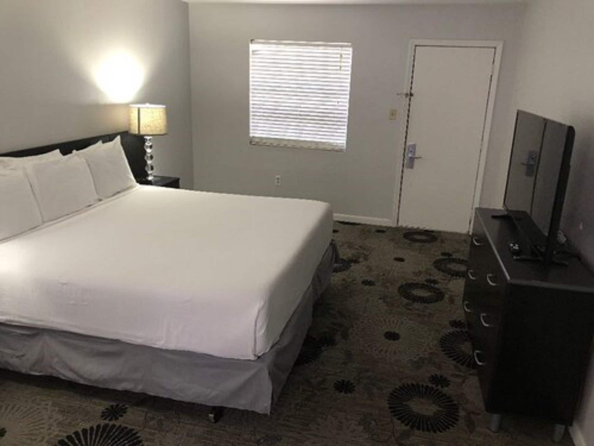 STANDARD, 2 DOUBLE BEDS