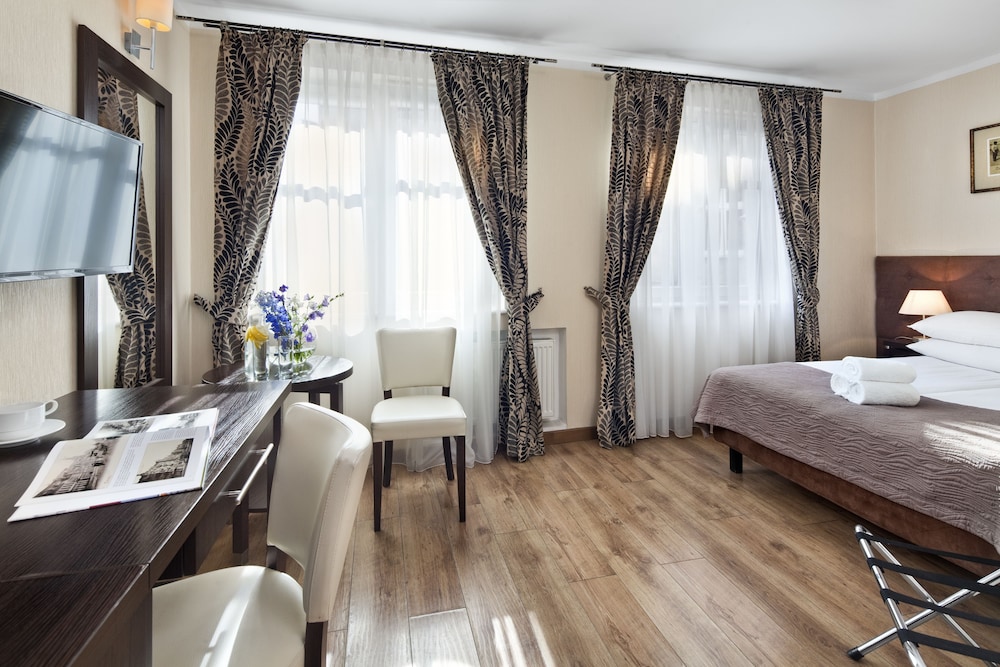 ROOM, SINGLE