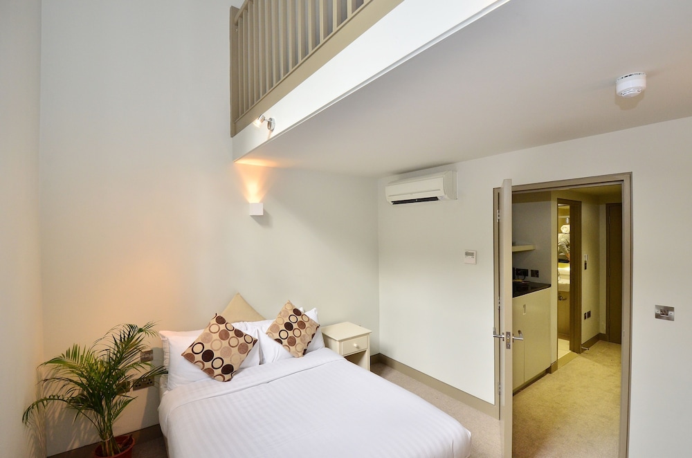 Arch Hotel 18/48