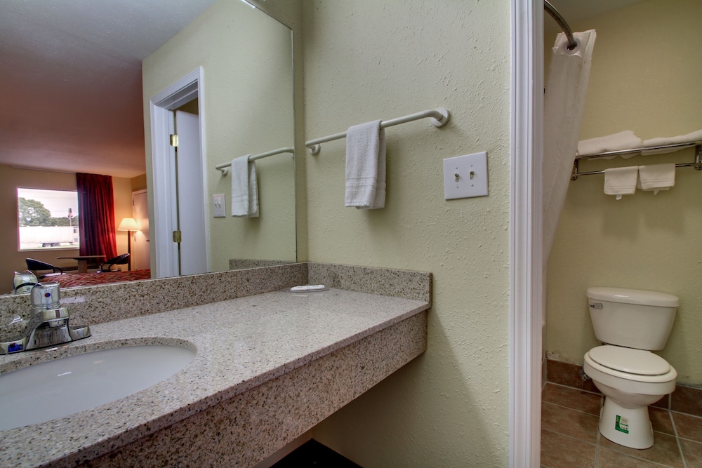 Key West Inn - Montgomery 16/17