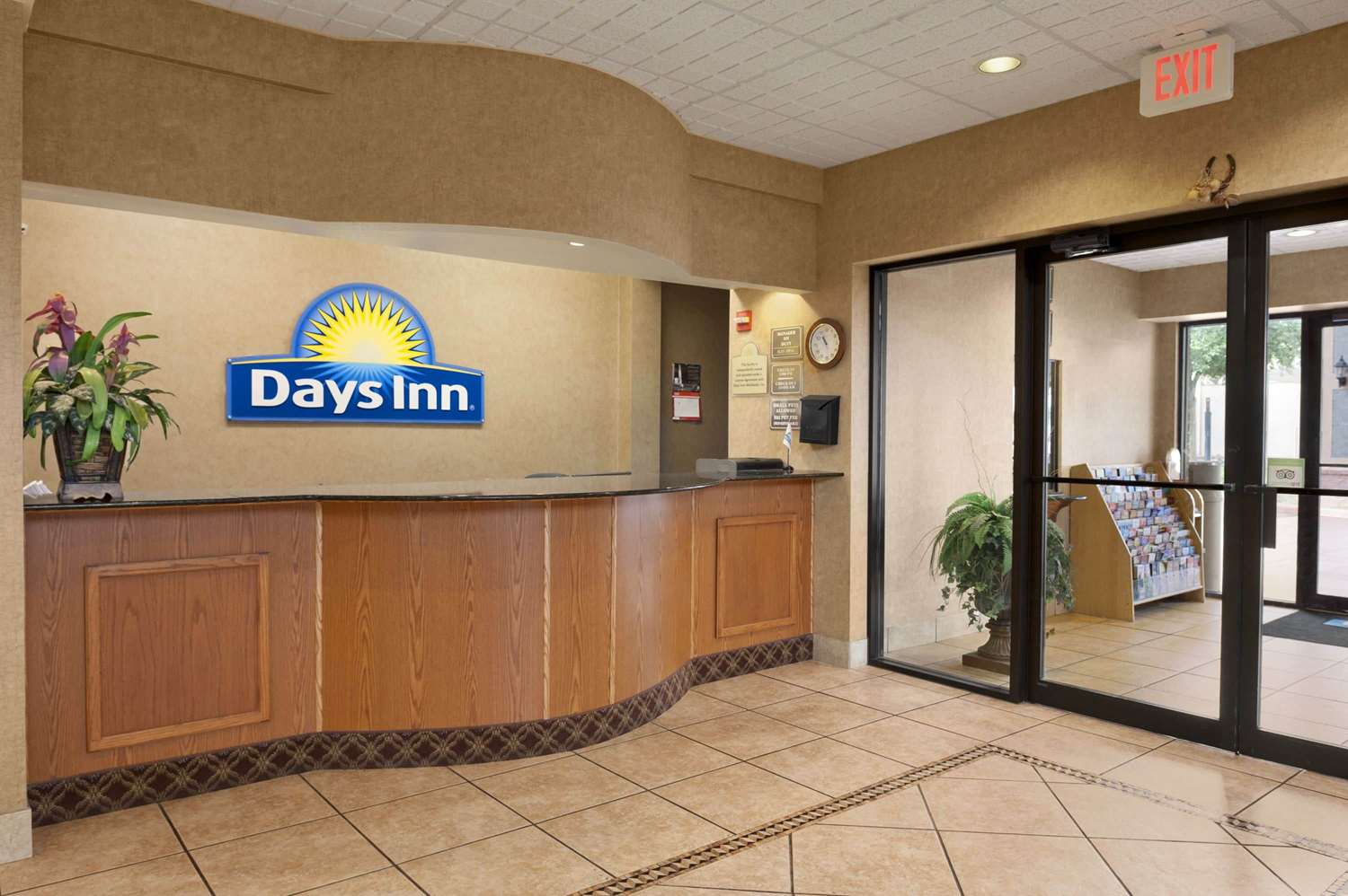 Days Inn & Suites by Wyndham San Antonio North/Stone Oak 7/63