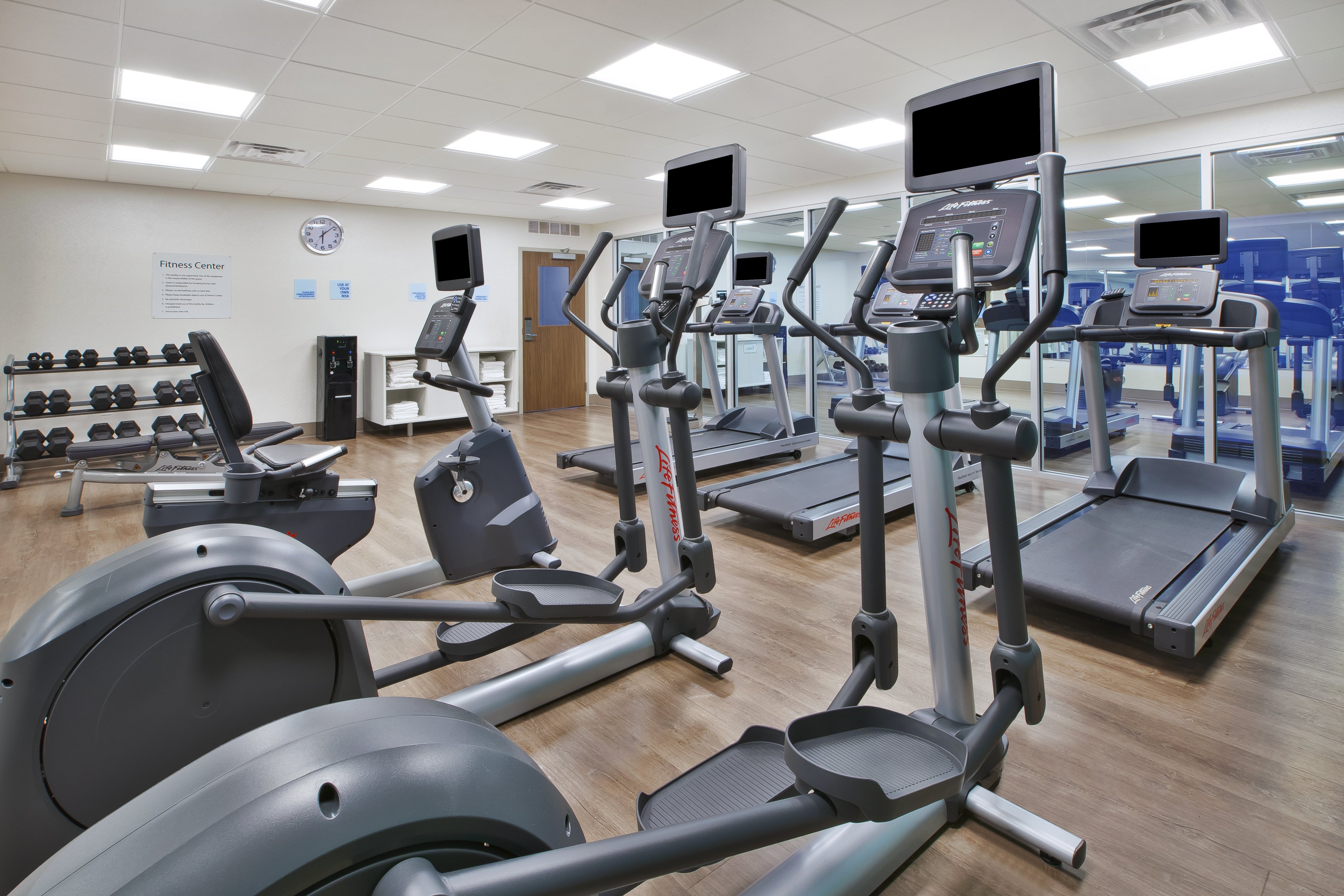 Holiday Inn Express Suites Grand Rapids Airport North 25/32