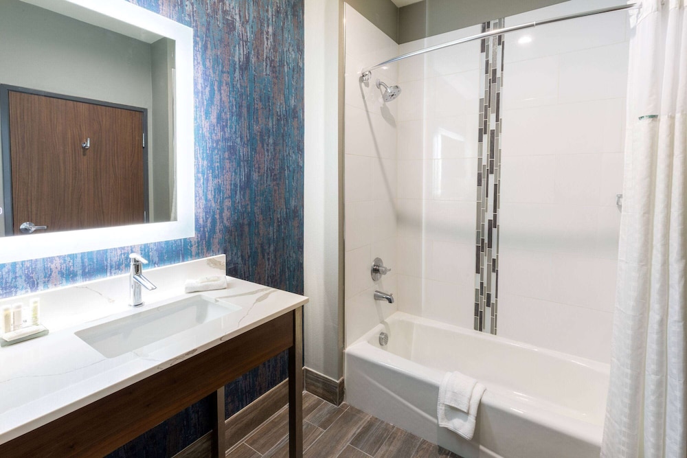 La Quinta Inn & Suites by Wyndham Frisco 39/39