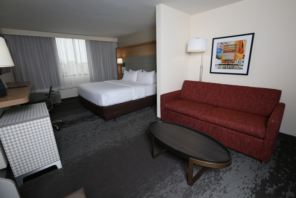 Holiday Inn & Suites Chicago North Shore (Skokie) 25/55