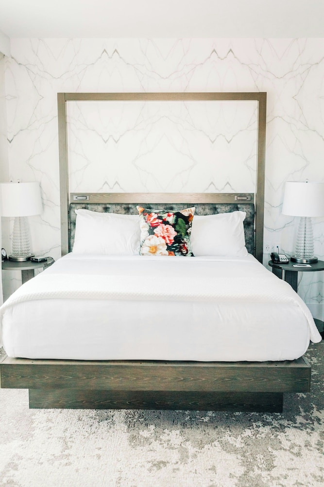 PENTHOUSE, SUITE, KING BED, SOFA, KITCHEN