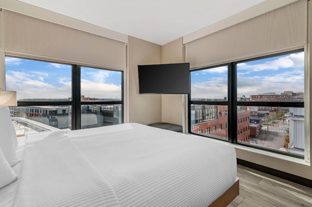 Upgrade, Suite, King Bed