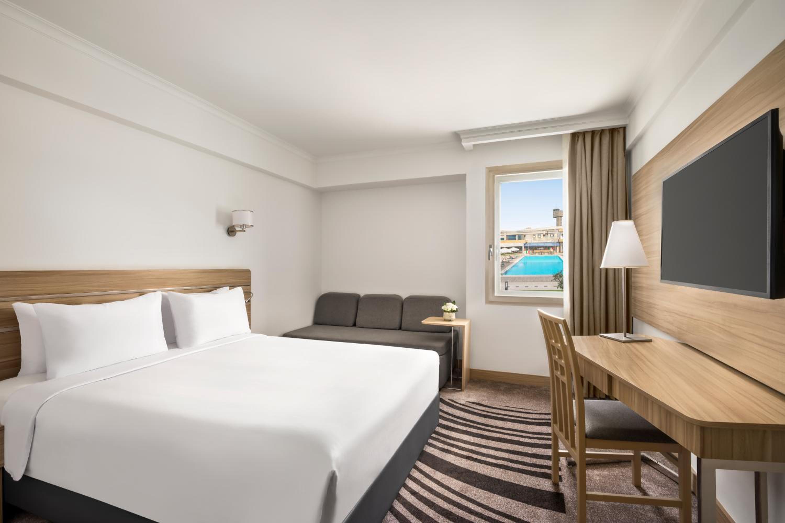 غرفة سوبيريور بإطلالة على المسبح، Novotel Cairo Airport 3/10