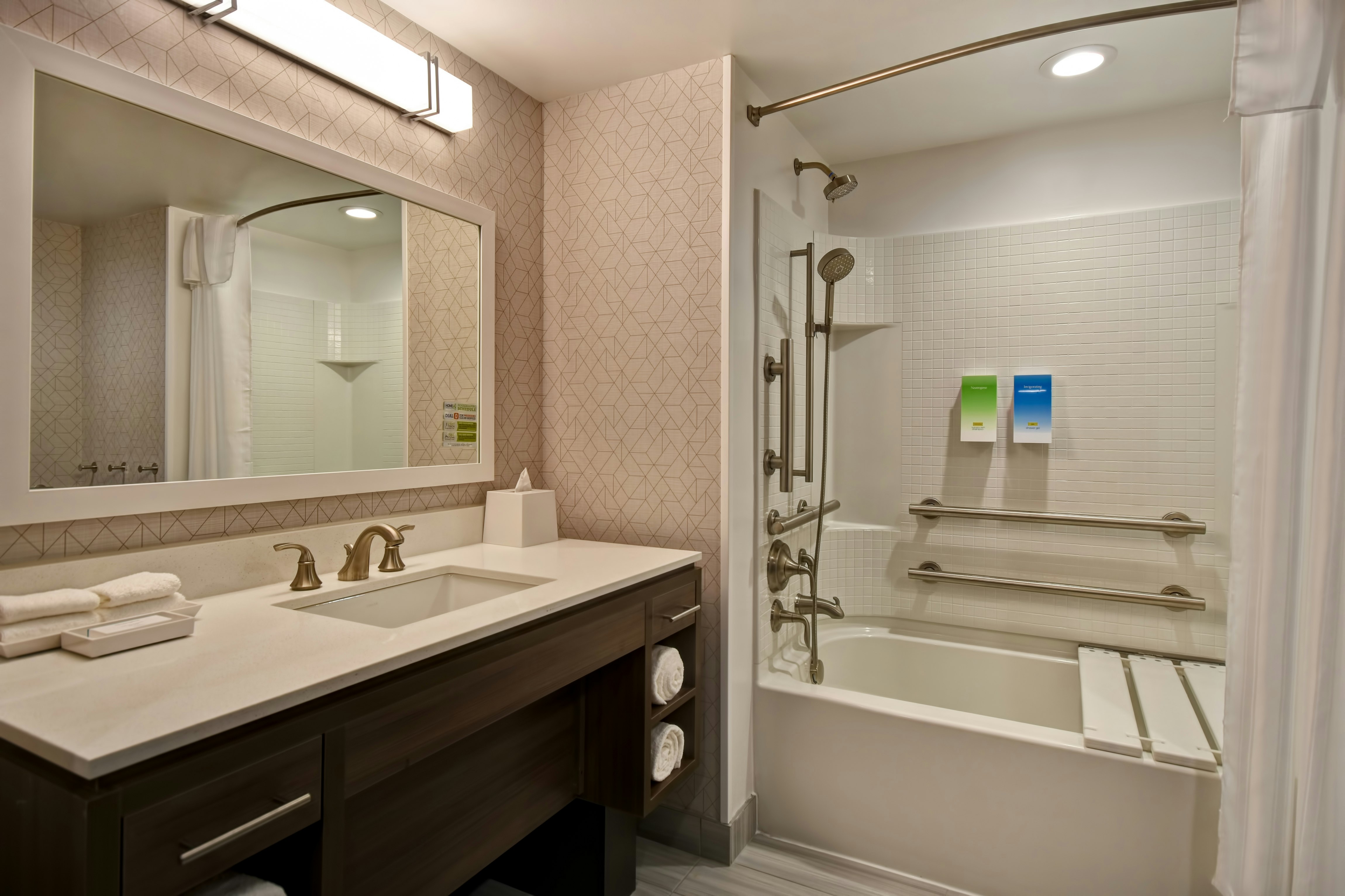 Suite, Queen Bed, Accessible