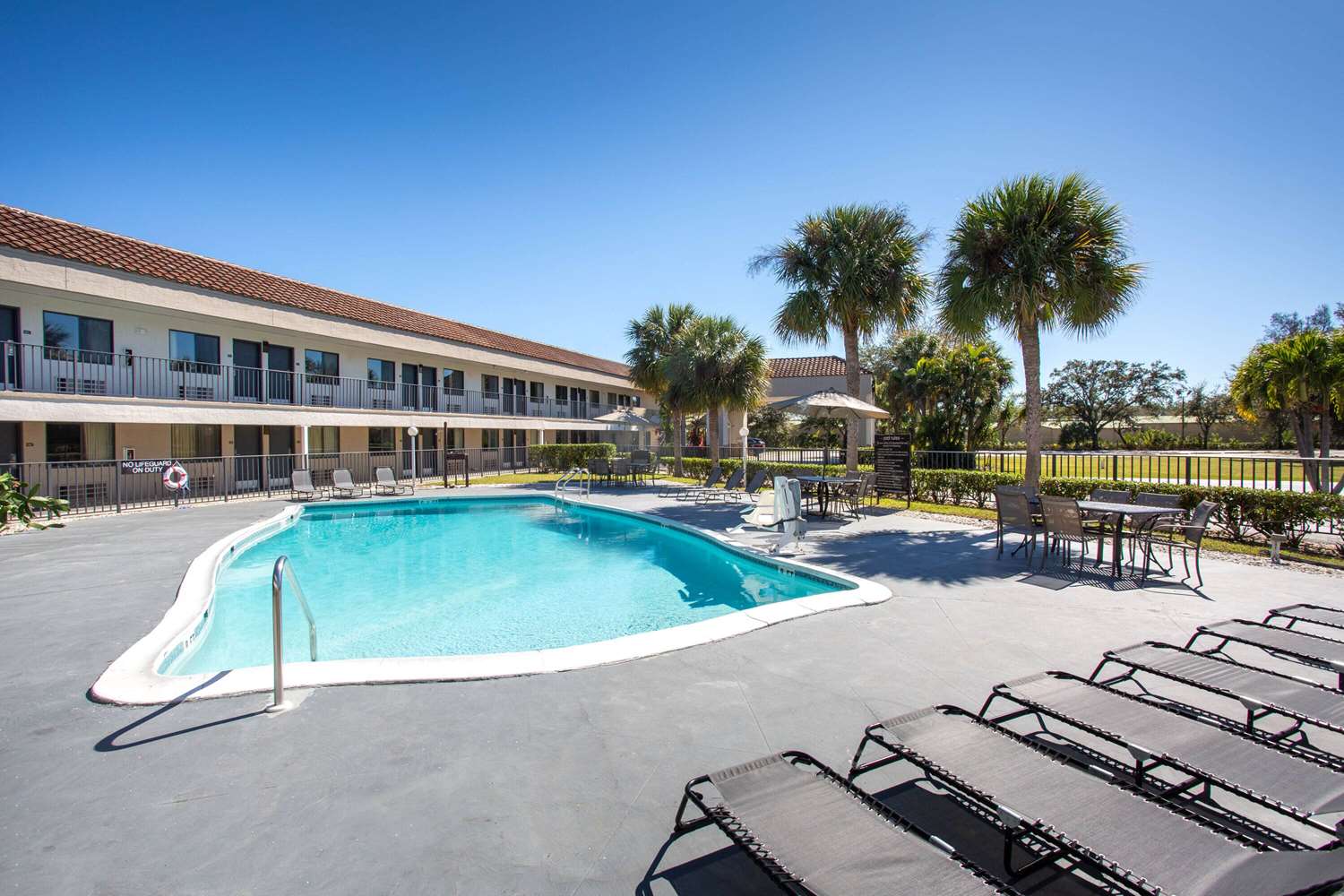 Super 8 by Wyndham Naples 18/31