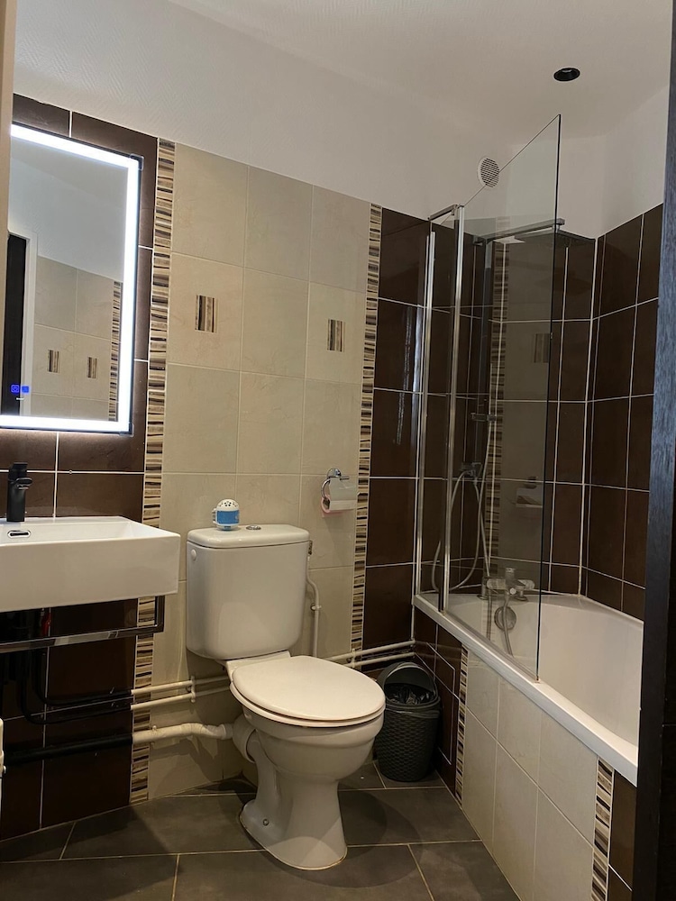 LUXOR BASTILLE HOTEL 57/61