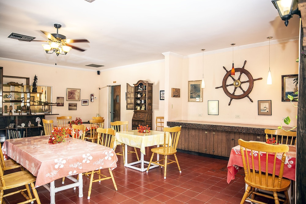 Orange Hill Beach Inn 38/60