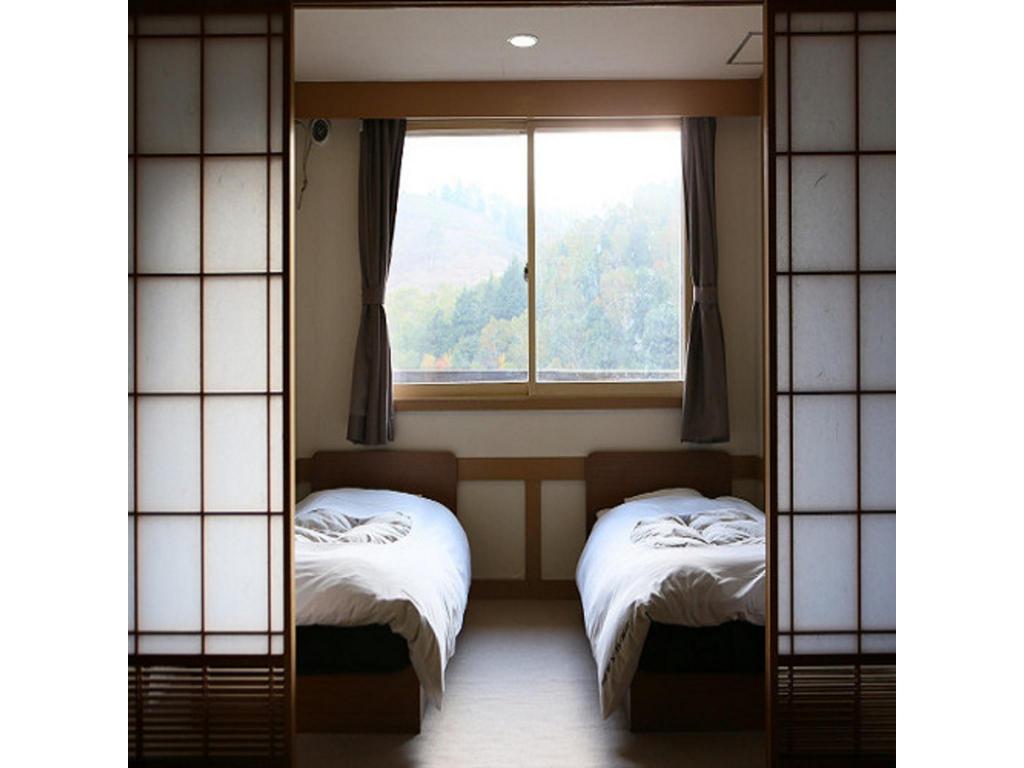 Japanese Western, Twin Beds