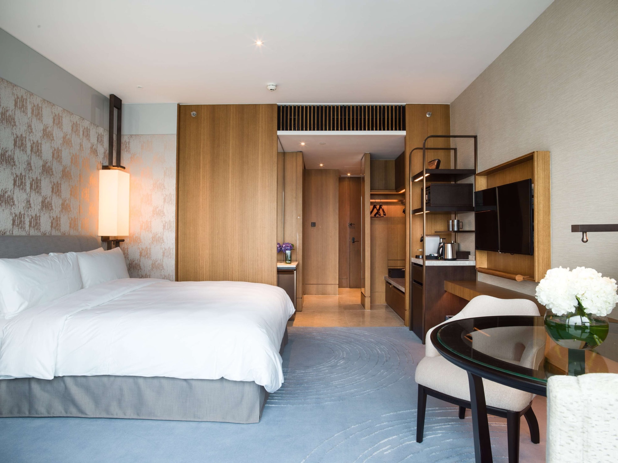 DELUXE, KING BED, CITY VIEW